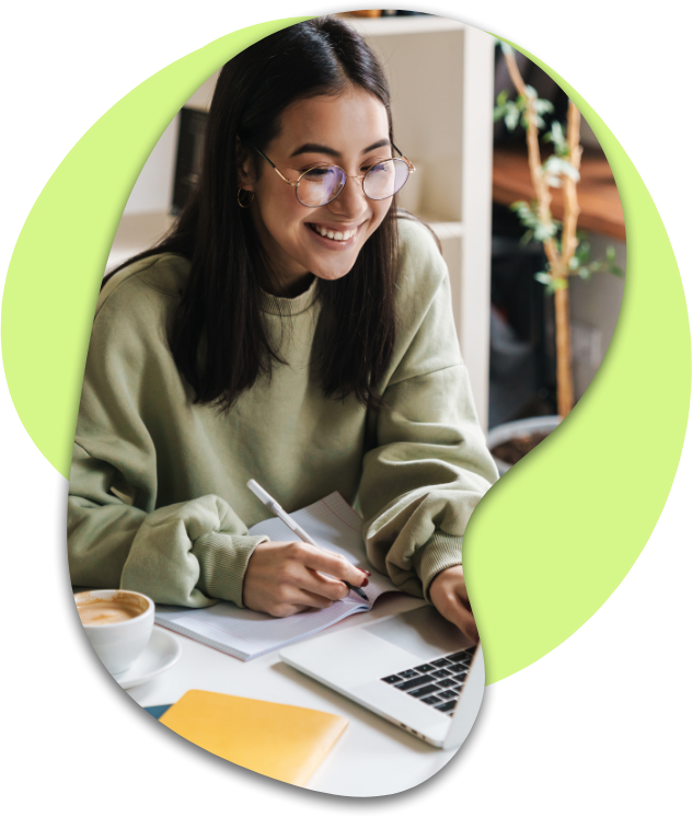 Mujer feliz con los sistemas de Global Business IT
