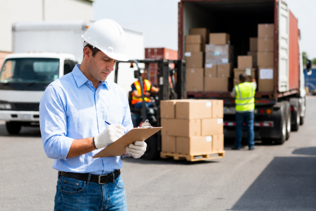 Supervisor logístico revisando un despacho de mercaderaria